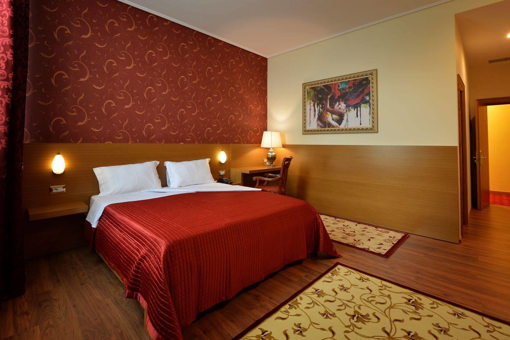 Hotel Austria ติรานา ภายนอก รูปภาพ